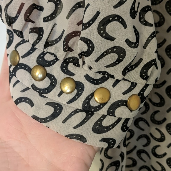 Horseshoe pattern sheer top - Picture 6 of 7